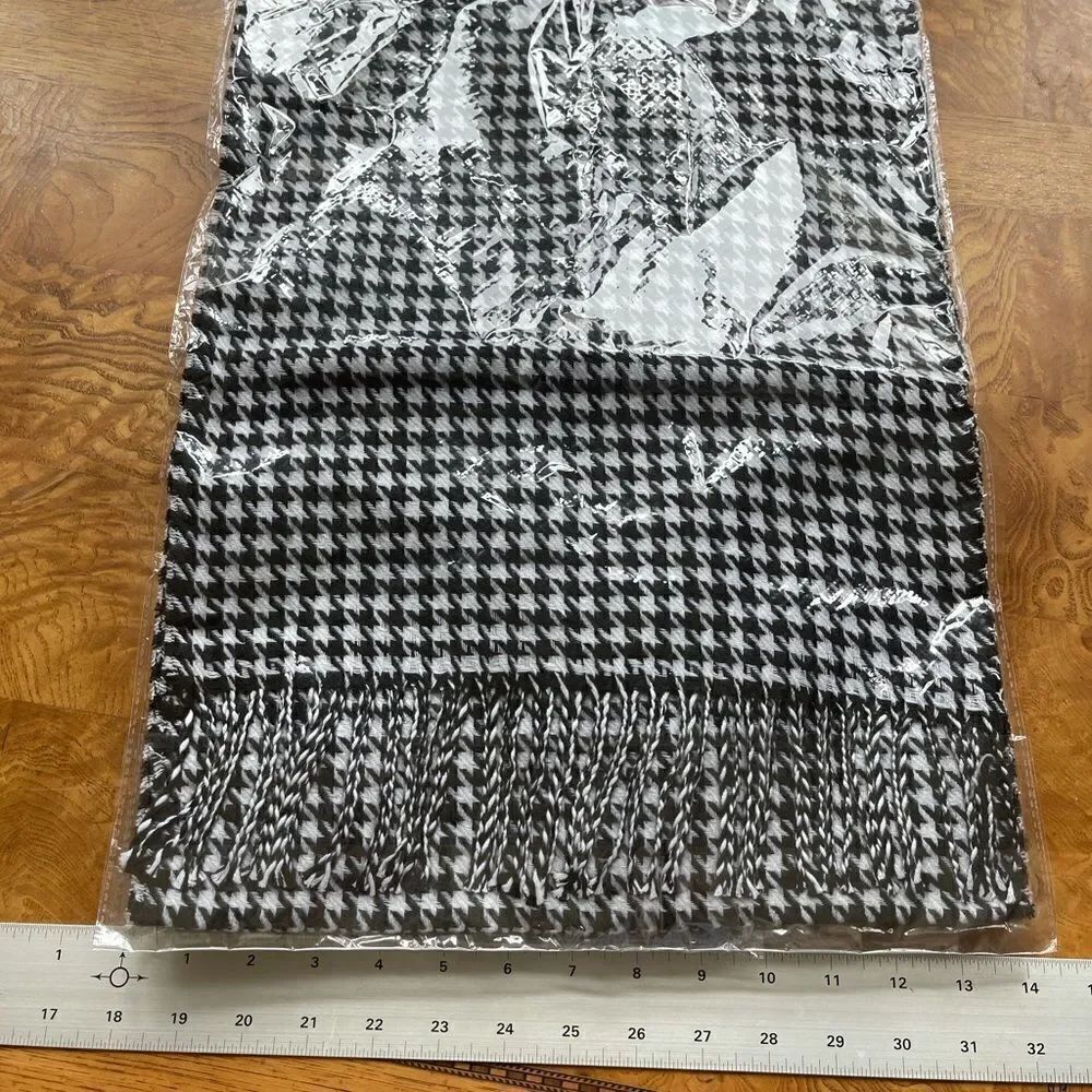 CLASSY HOUNDSTOOTH Scarf!  - Picture 7 of 7